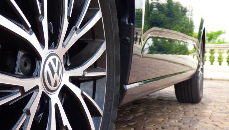Prova su strada Volkswagen Touran 2.0 TDI 7 posti: caratteristiche, consumi e prezzi - Foto 3 di 35