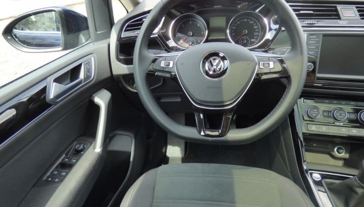 Prova su strada Volkswagen Touran 2.0 TDI 7 posti: caratteristiche, consumi e prezzi - Foto 22 di 35