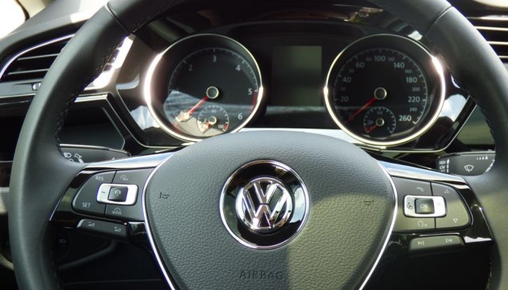 Prova su strada Volkswagen Touran 2.0 TDI 7 posti: caratteristiche, consumi e prezzi - Foto 21 di 35
