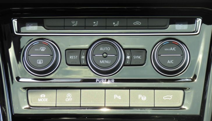 Prova su strada Volkswagen Touran 2.0 TDI 7 posti: caratteristiche, consumi e prezzi - Foto 25 di 35