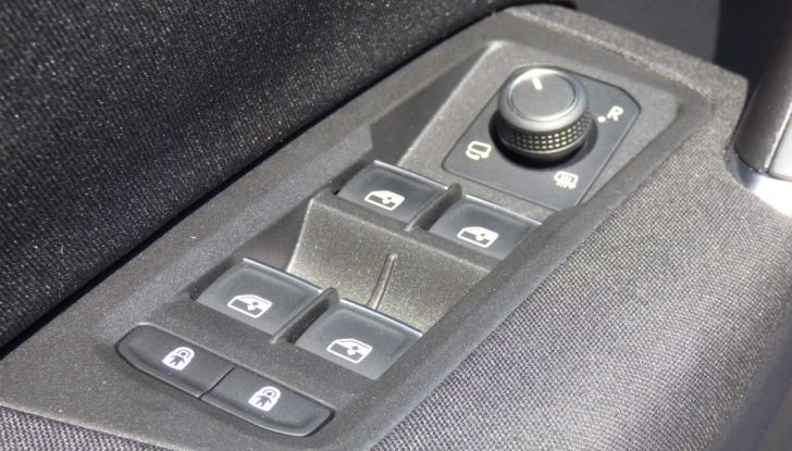 Prova su strada Volkswagen Touran 2.0 TDI 7 posti: caratteristiche, consumi e prezzi - Foto 29 di 35