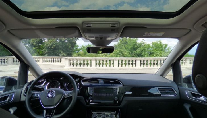 Prova su strada Volkswagen Touran 2.0 TDI 7 posti: caratteristiche, consumi e prezzi - Foto 35 di 35