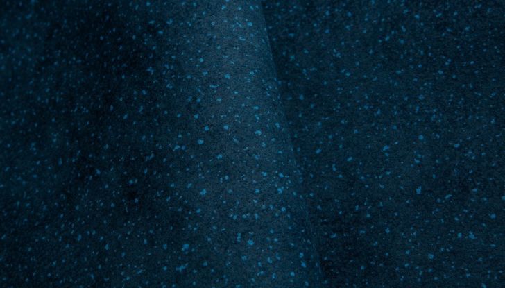 Come pulire gli interni in Alcantara® di un’auto - Foto 9 di 11