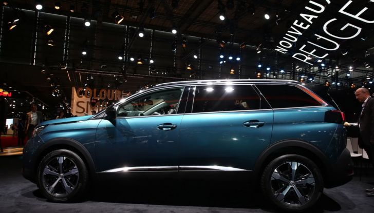 Nuovo SUV Peugeot 5008 2017: caratteristiche, motorizzazioni e uscita - Foto 3 di 10