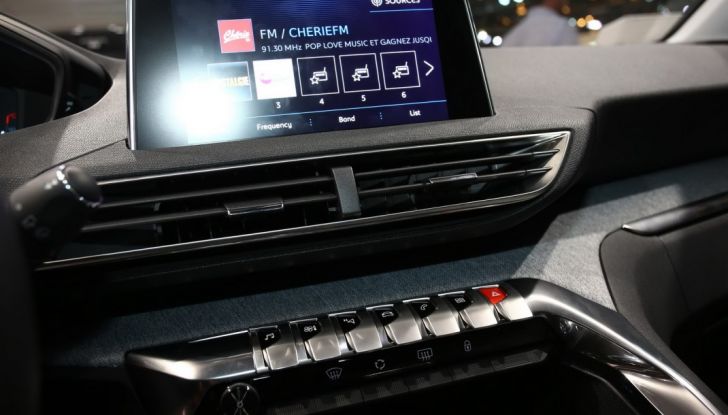 Nuova Peugeot 3008 2016, il SUV francese si fa grande - Foto 9 di 15