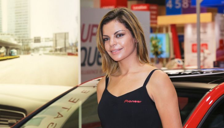 Le ragazze più belle del Salone di Parigi 2016 - Foto 16 di 36