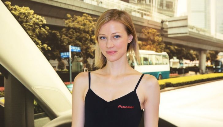 Le ragazze più belle del Salone di Parigi 2016 - Foto 18 di 36