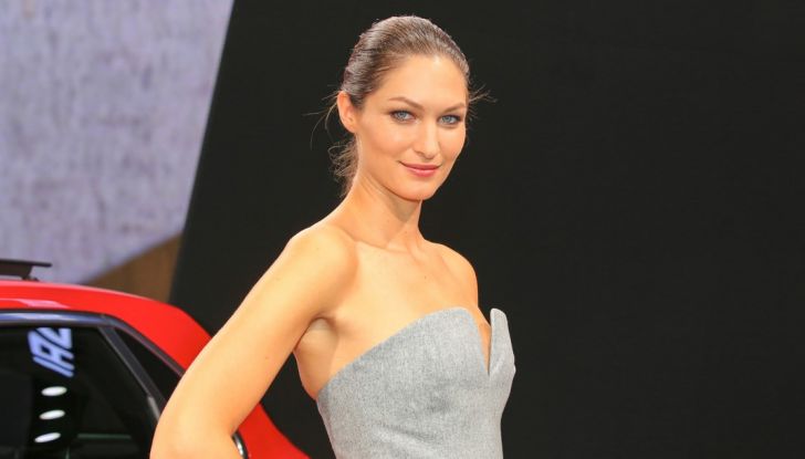 Le ragazze più belle del Salone di Parigi 2016 - Foto 3 di 36