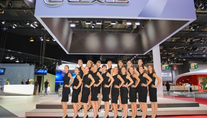 Le ragazze più belle del Salone di Parigi 2016 - Foto 13 di 36