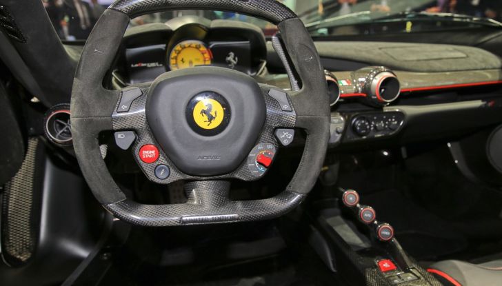Ferrari aperta LaFerrari spider live Parigi 2016 volante