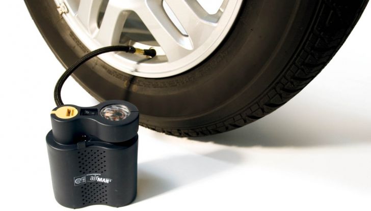 Foratura pneumatico: come salvare la gomma senza chiamare soccorsi - Foto 2 di 6