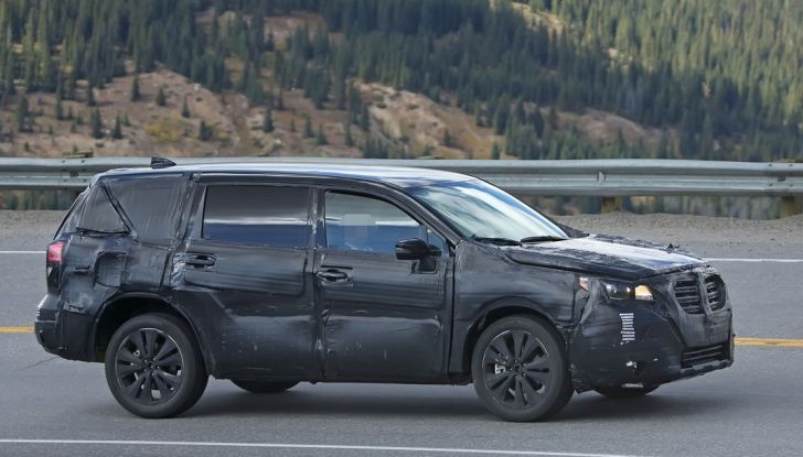 Subaru Tribeca, prime foto spia del nuovo SUV giapponese - Foto 1 di 15
