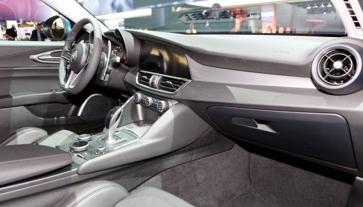 alfa giulia veloce salone di Parigi interno