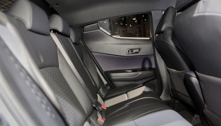 Toyota C-HR Trend disponibile con 2WD e 4WD - Foto 10 di 14