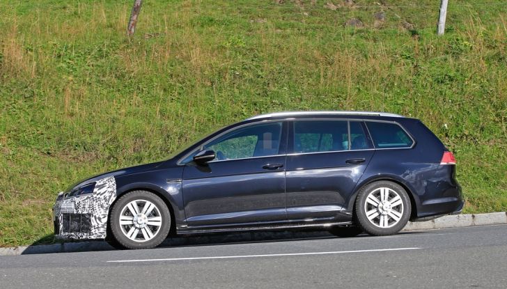 Volkswagen Golf VII R Variant Facelift prime foto spia - Foto 4 di 14