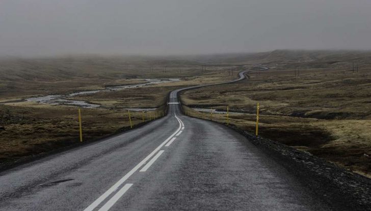 Asfalto viscido o bagnato: come comportarsi alla guida - Foto 3 di 7