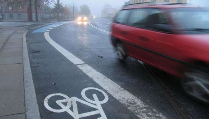 Asfalto viscido o bagnato: come comportarsi alla guida - Foto 6 di 7