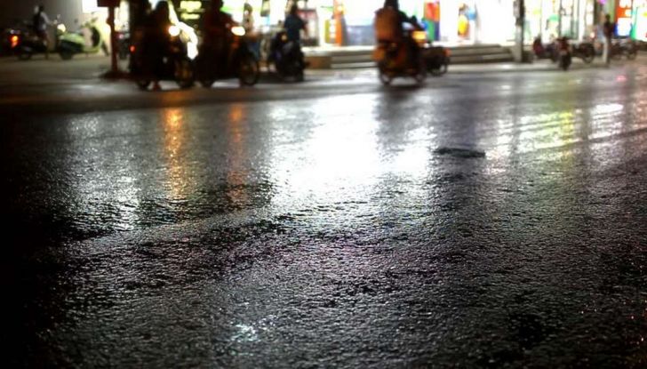 asfalto-viscido-o-bagnato-come-comportarsi-alla-guida