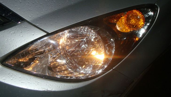 Come sostituire un faro dell’auto - Foto 2 di 6