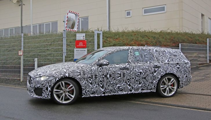 Jaguar XF S Sportbrake prime foto spia della nuova generazione della wagon sportiva - Foto 12 di 16