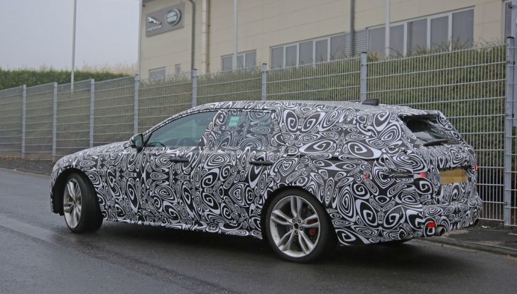 Jaguar XF S Sportbrake prime foto spia della nuova generazione della wagon sportiva - Foto 13 di 16