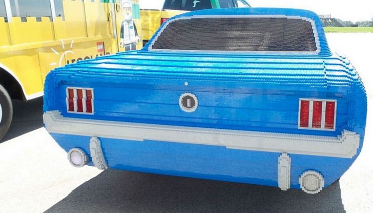 Ford Mustand del 1964 in lego esposta a Legoland in Florida.