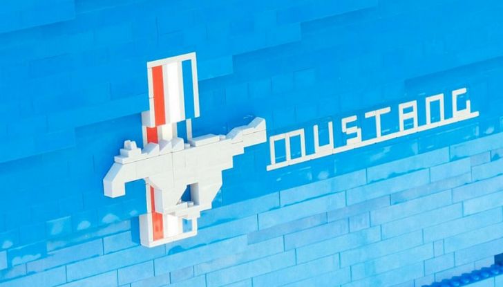 Logo della Ford Mustand del 1964 in lego esposta a Legoland in Florida.