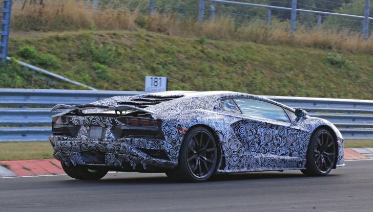 Lamborghini Aventador 2017 Facelift, le prime foto in pista - Foto 12 di 21