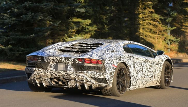 Lamborghini Aventador 2017 Facelift, le prime foto in pista - Foto 19 di 21