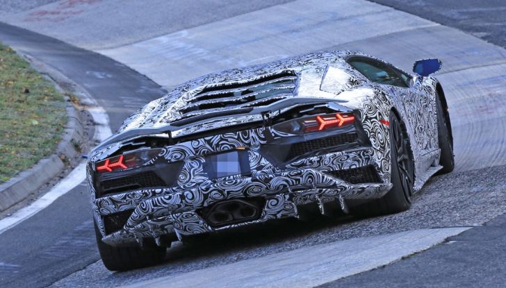 Lamborghini Aventador 2017 Facelift, le prime foto in pista - Foto 6 di 21