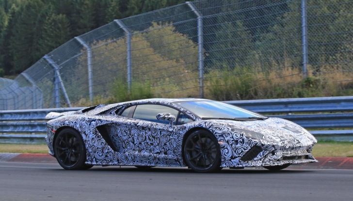 Lamborghini Aventador 2017 Facelift, le prime foto in pista - Foto 9 di 21
