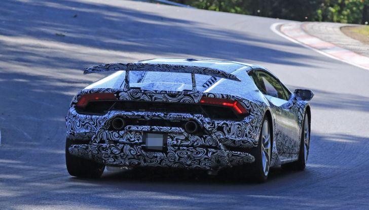 Lamborghini Huracan Superleggera, foto spia delle modifiche del frontale - Foto 9 di 14