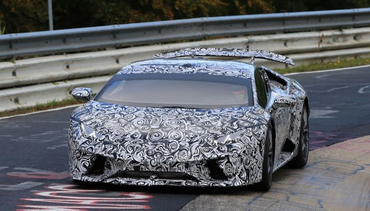 Lamborghini Huracan Superleggera, foto spia delle modifiche del frontale - Foto 10 di 14