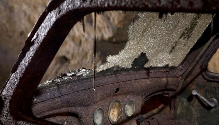 Le auto dimenticate nei sotterranei di Napoli: tutte le foto più belle - Foto 2 di 12