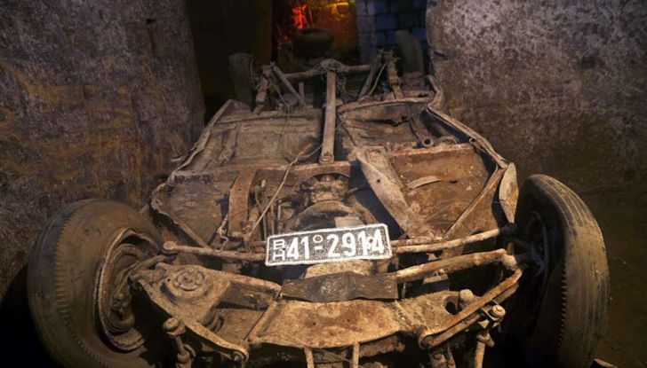 Le auto dimenticate nei sotterranei di Napoli: tutte le foto più belle - Foto 5 di 12