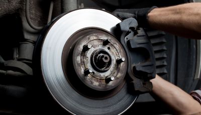 Manutenzione auto: quando cambiare le pastiglie dei freni