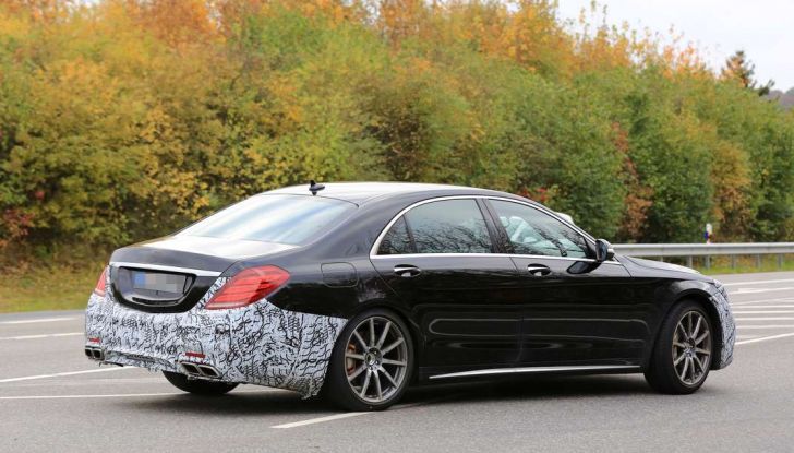 Mercedes AMG S63 Facelift nuove foto spia dei test su pista - Foto 22 di 24