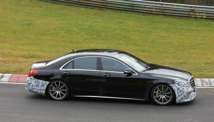 Mercedes AMG S63 Facelift nuove foto spia dei test su pista - Foto 6 di 24