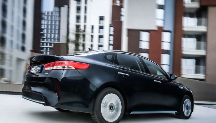 Nuova Kia Optima Plug-in Hybrid prova su strada, dotazioni e caratteristiche tecniche - Foto 2 di 51