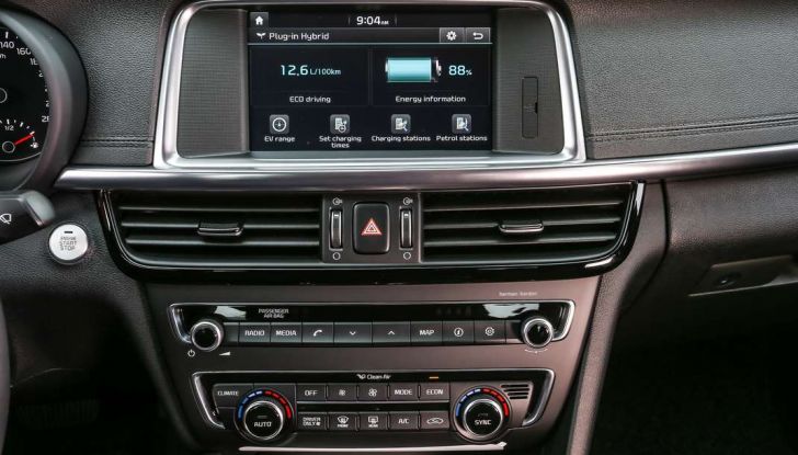 Nuova Kia Optima Plug-in Hybrid prova su strada, dotazioni e caratteristiche tecniche - Foto 16 di 51
