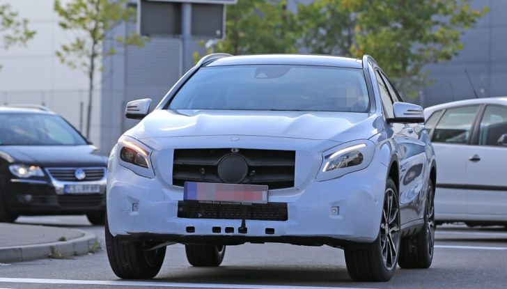 Nuova Mercedes GLA, le prime foto spia dei test autunnali - Foto 8 di 13