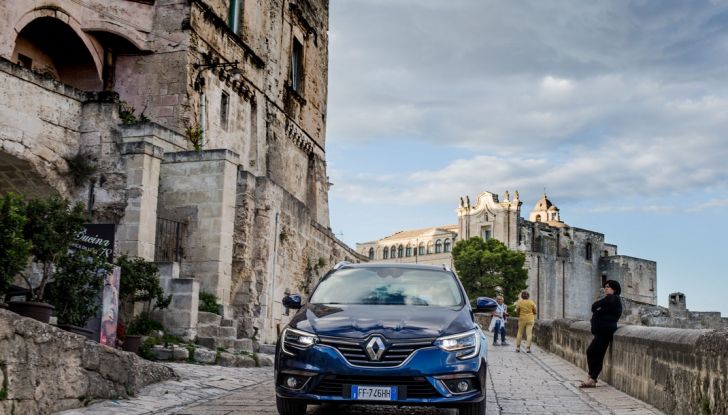 Nuova Renault Megane Sporter prova su strada, prezzi e motorizzazioni - Foto 20 di 56