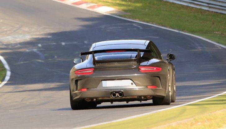 Porsche 911 GT3, nuove foto spia dei test su pista - Foto 3 di 9