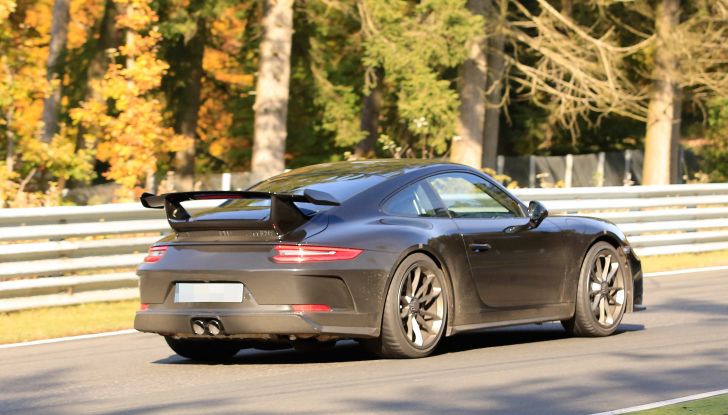 Porsche 911 GT3, nuove foto spia dei test su pista - Foto 8 di 9