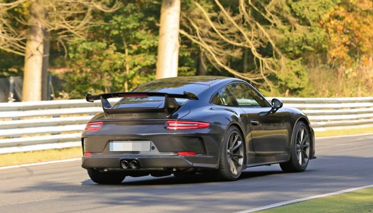 Porsche 911 GT3, nuove foto spia dei test su pista - Foto 6 di 9