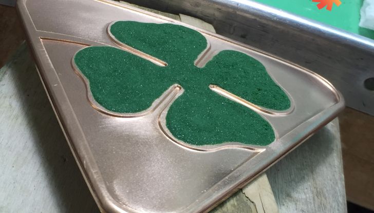 La storia di Coinart: Il logo Quadrifoglio dipinto a mano, proprio come Ferrari - Foto 2 di 7