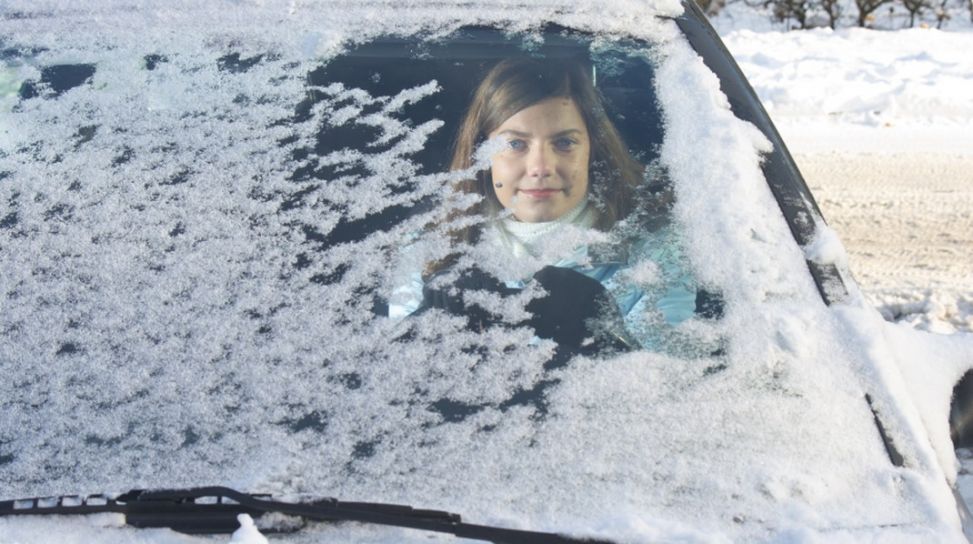 Proteggere l'auto dal freddo invernale: consigli utili - Infomotori
