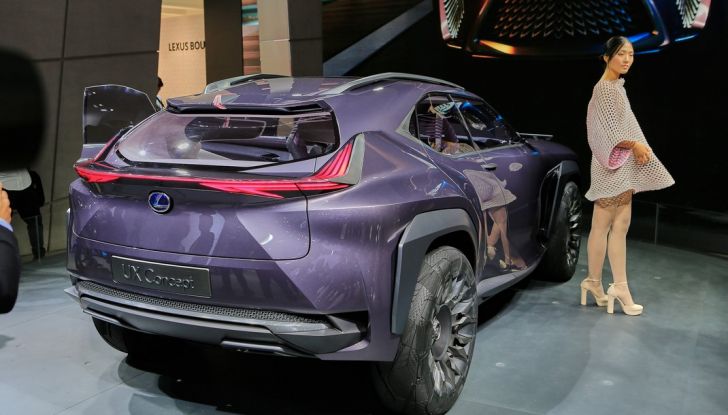 Lexus UX Concept: linee estreme ed ologrammi a Parigi 2016 - Foto 11 di 18