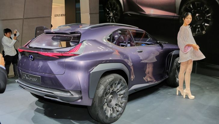 Lexus UX Concept: linee estreme ed ologrammi a Parigi 2016 - Foto 12 di 18