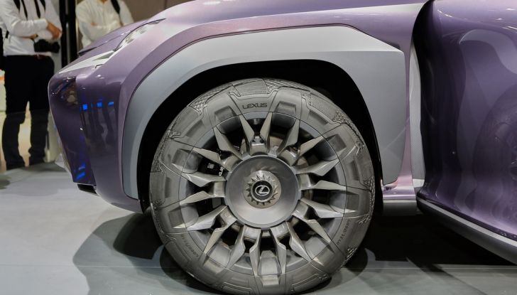 Lexus UX Concept: linee estreme ed ologrammi a Parigi 2016 - Foto 3 di 18